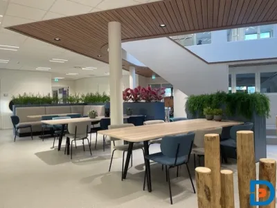 Sfeervolle lerarenkantine met open karakter en warme uitstraling.