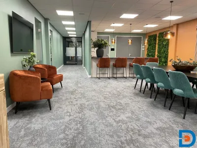 Centrale ontvangst met frisse kleuren en comfortabele zitplekken in een warm geheel.