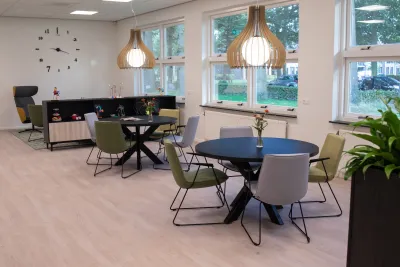 Sfeervolle personeelskamer met comfortabele werkplekken voor een productieve en ontspannen werkomgeving