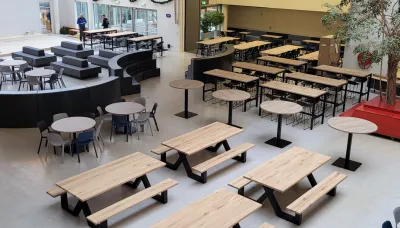 Leerling kantine/aula met robuuste zitplekken en stevige tafels voor een stoere en functionele omgeving.