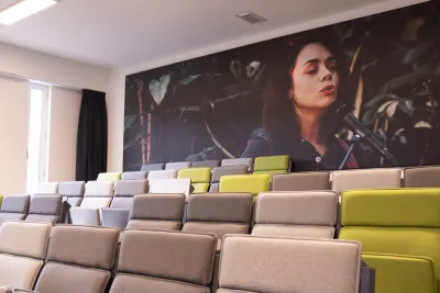 Collegezaal met kleurrijke klapstoelen voor een levendige en flexibele leeromgeving