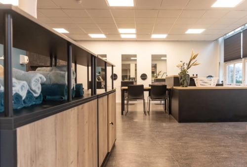 Functioneel klaslokaal ontworpen voor praktijklessen in de zorg- en welzijnssector