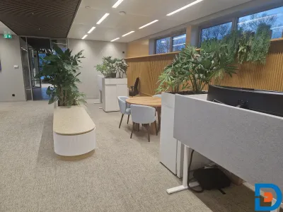 Maatwerk kantooroplossingen met geïntegreerde beplanting voor een frisse werkomgeving.