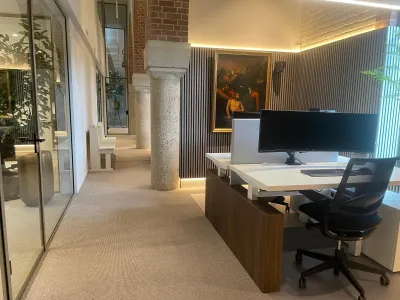 Duo werkplek met wangenpoten voor een stevige en stijlvolle uitstraling.