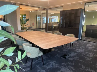 Vergadertafel in Wig vorm