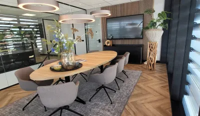 Gezellige vergaderruimte voorzien van sfeerverlichting en een stijlvol vloerkleed