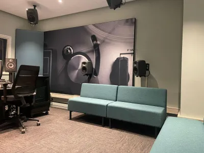 Professioneel ingerichte geluidsstudio met opnamemogelijkheden, studioapparatuur en zithoek bij ArtEZ Conservatorium Enschede