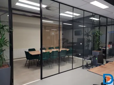 Vergaderruimte met akoestische wandpanelen en een glazen wand voor transparantie en rust.