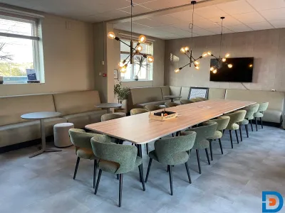 Sfeervolle personeelskamer met veel zitplek