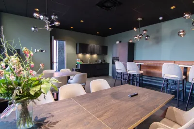 Sfeervolle kantine ingericht met warme, natuurlijke materialen voor een uitnodigende ambiance