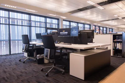 Functionele rechte duo-werkplekken met akoestische tussenwand en praktische zijkast voor extra opbergruimte