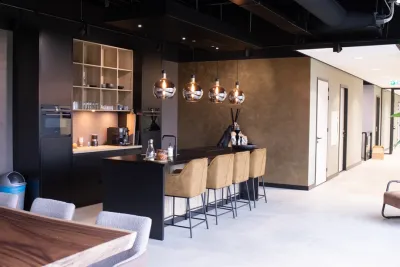 Kantine met stijlvolle inrichting en een op maat gemaakte keuken.