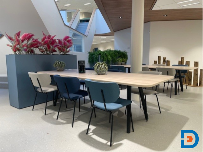 Kantinetafel met afgeronde hoeken en een stevig houten onderstel.