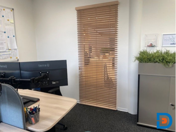 Houten jaloezieën voor privacy en sfeervolle lichtregeling op de werkplek