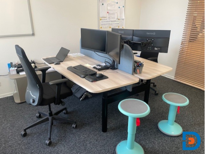 Duo werkplek met organisch gevormde bladen en zijkast voor optimale functionaliteit