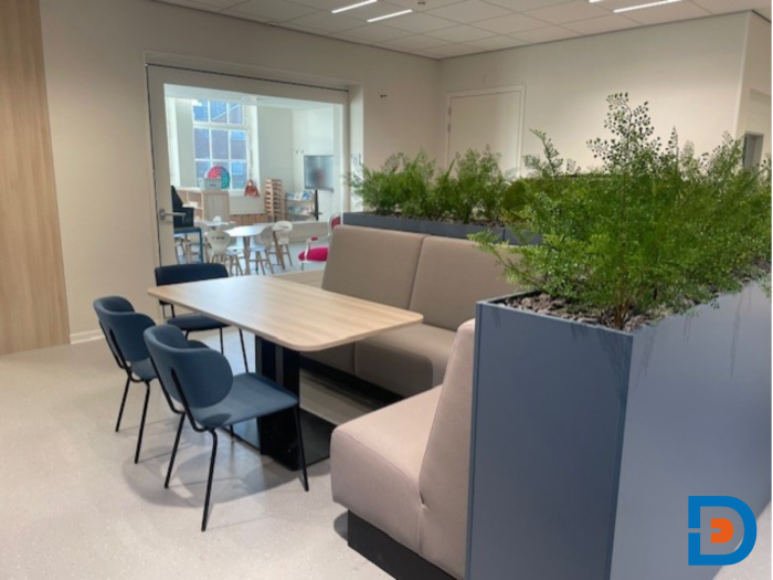 kleurrijke maatwerk plantenbakken op wielen creëren een flexibele ruimteafscheiding