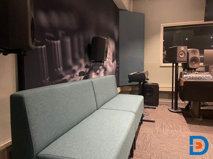 Langwerpige zitbank op maat in een akoestisch ingerichte studiohoek met warme verlichting, gerealiseerd door De Delmar voor ArtEZ