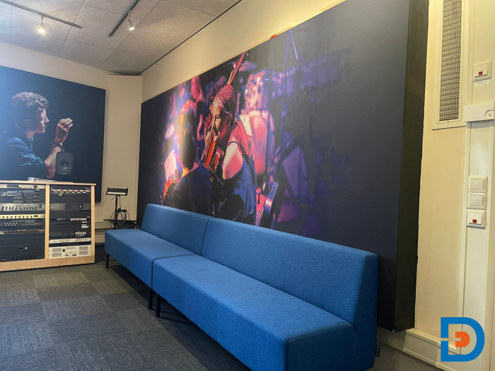 Langwerpige zitbank op maat in een akoestisch ingerichte studiohoek met warme verlichting, gerealiseerd door De Delmar voor ArtEZ