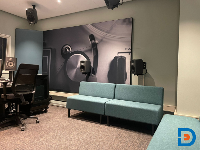 Professioneel ingerichte studio met akoestische wandpanelen, op maat gemaakte meubels en sfeervolle verlichting