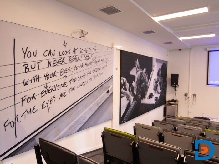 Wanden voorzien van een prachtige wandafbeelding voor extra sfeer.