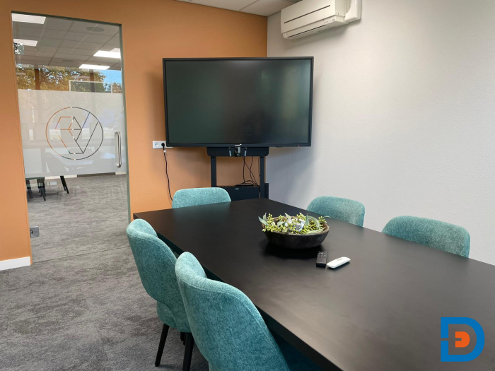 Vergaderruimte met zwarte vergadertafel voor een krachtige, moderne uitstraling.