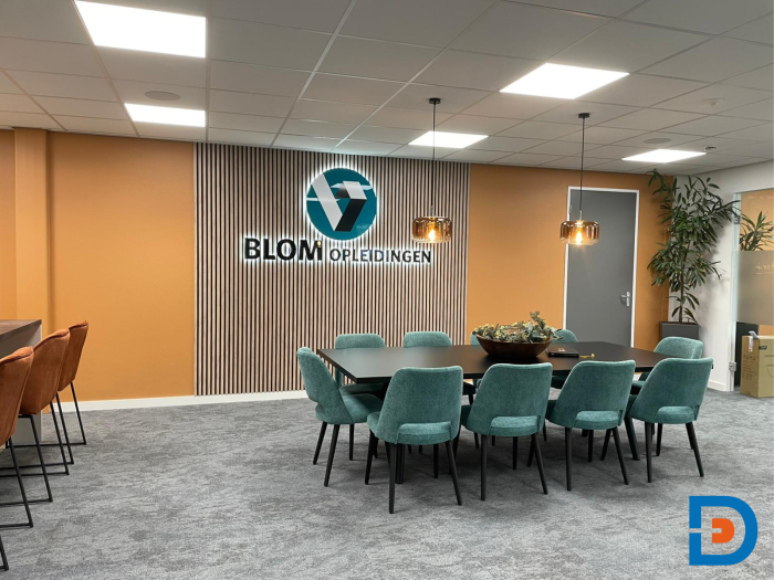 Frisse accentkleur in azuurblauw, gecombineerd met lattenwand en tapijt voor een eigentijdse uitstraling