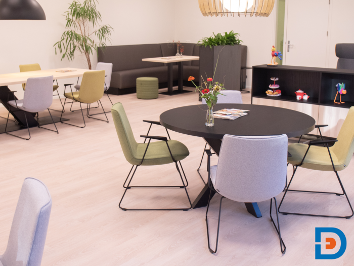 Comfortabele gestoffeerde stoelen voorzien van armleuningen en een stevig sledeframe