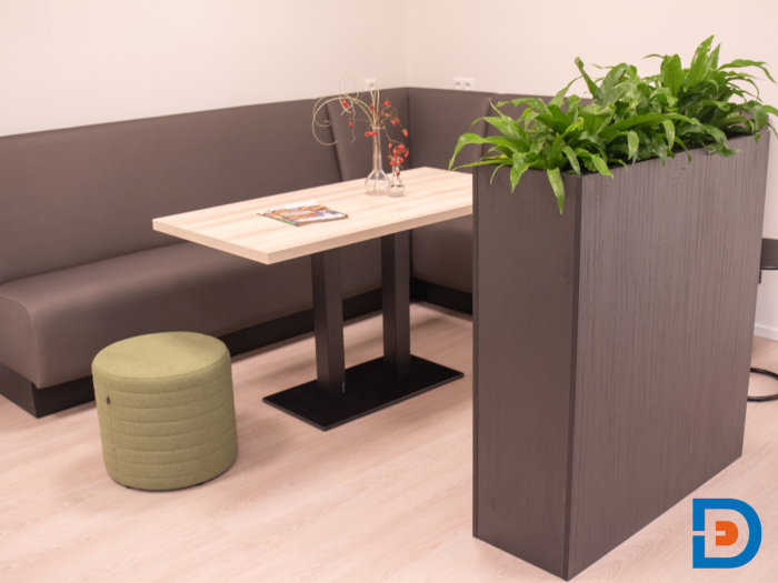 Maatwerk hoektreinbank met geïntegreerde plantenbak voor een functionele en groene zithoek.