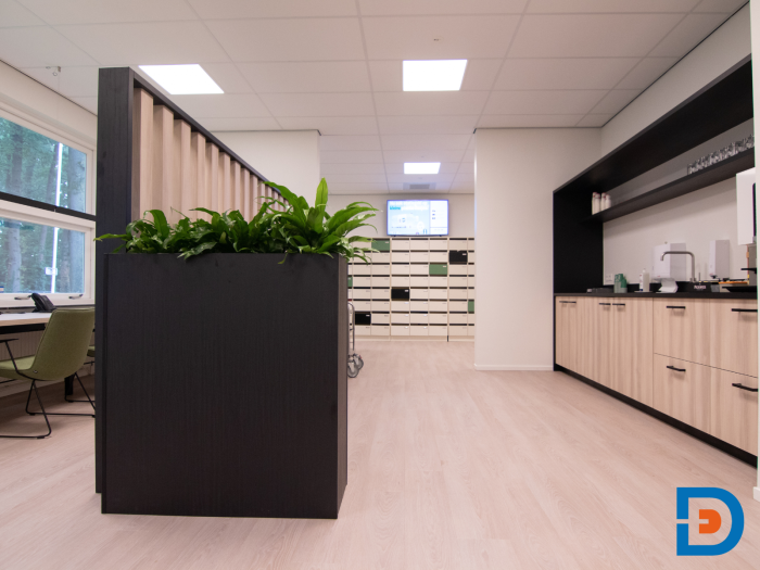 Functionele maatwerk pantry met houten lattenafscheiding die zorgt voor een rustige en gescheiden werkruimte