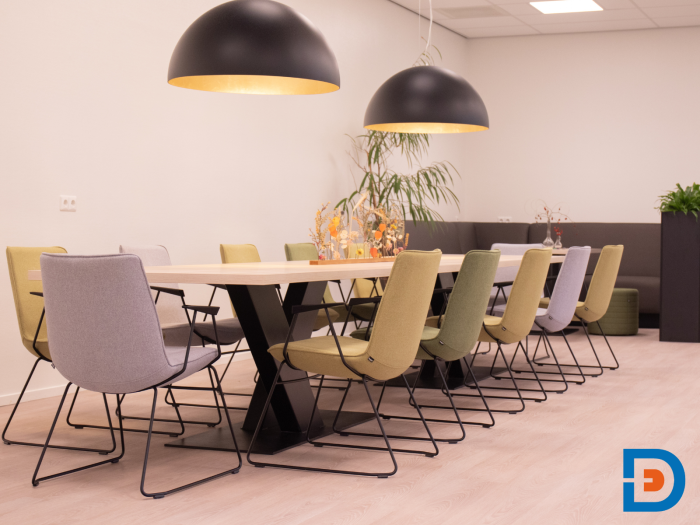 Houten, sfeervolle kantinetafels met robuuste tafelpoot voor een warme en stoere uitstraling