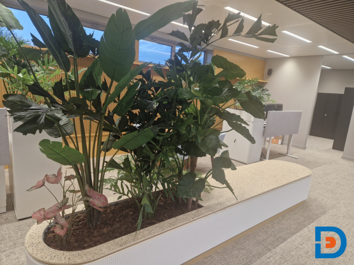 Maatwerk zitelement met geïntegreerde beplanting voor een groene en sfeervolle inrichting.