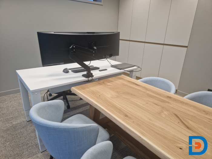 Werkplek met geïntegreerde vergadertafel voor efficiënt overleg.