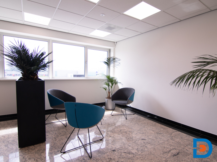 Wachtzitje met praktische afscheiding en geïntegreerde plantenbak voor extra privacy en groen.