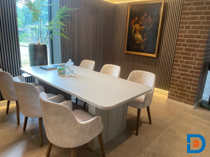 Vergadertafel met afgeronde hoeken en elegante, klassiek gestoffeerde stoelen voor een sfeervolle uitstraling.