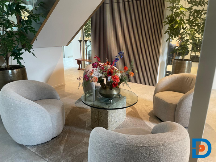 Sfeervolle ronde fauteuils wachtzit bekleed met zachte boucle stof voor extra comfort en stijl.