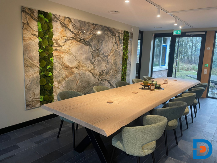 Robuuste kantinetafel met gestoffeerde stoelen