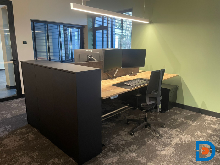 Werkplek met verlichting en kasten