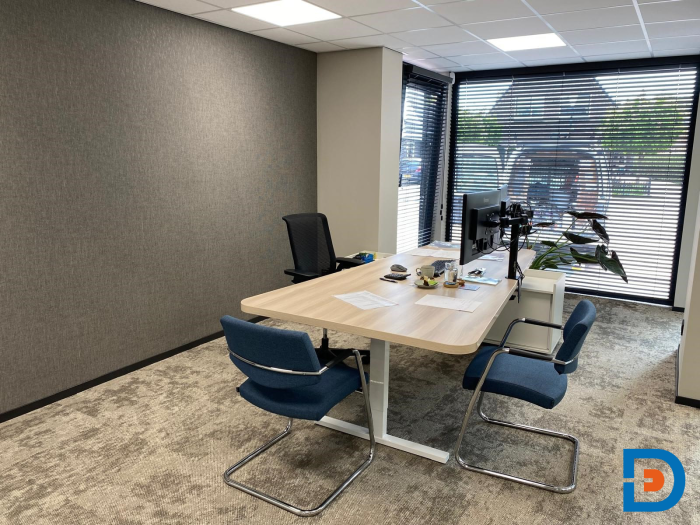 Stijlvolle directiewerkplek voorzien van een wigvormig blad en een geïntegreerde zijkast voor extra opbergruimte.