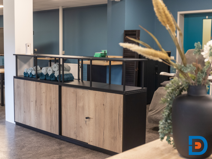 Sfeervolle houten kasten voor het opbergen van spullen, tevens functionerend als roomdivider.