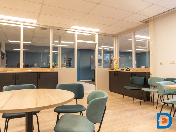 Praktijkgericht leerlinglokaal met restaurantgedeelte voor een realistische leerervaring