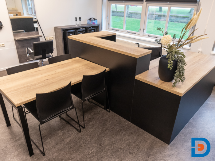 Op maat gemaakte balie voor oefengesprekken van leerlingen, ontworpen voor een professionele en praktische leeromgeving.