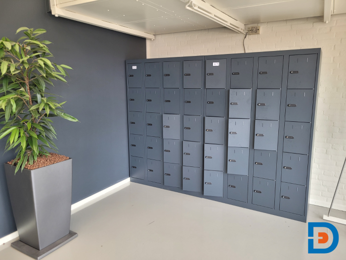 Lockers met geïntegreerd cijferslot voor veilige opslag.