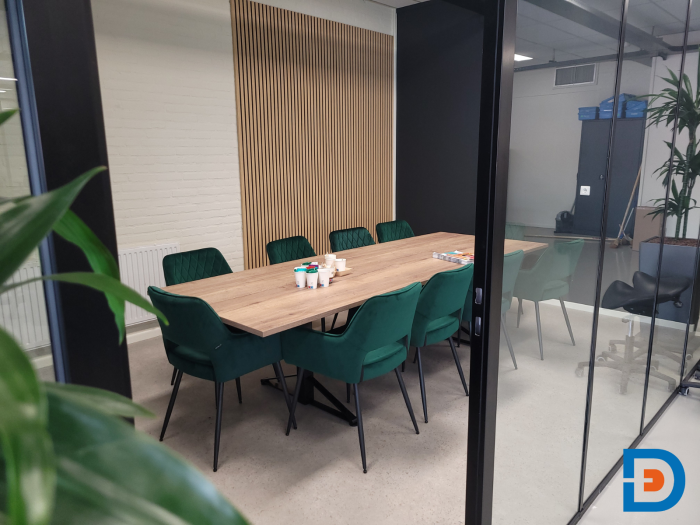Vergaderruimte met glazen wand en akoestische panelen voor optimale akoestiek