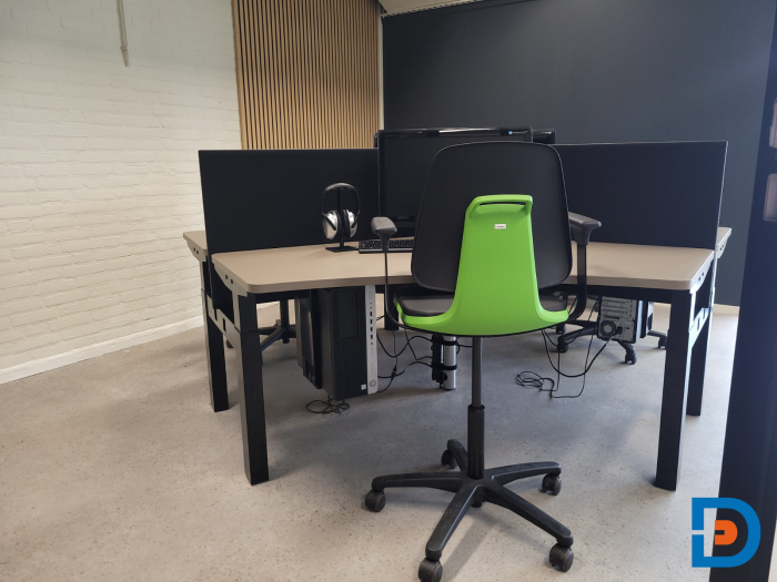 Trio werkplek voor efficiënt samenwerken met drie personen.