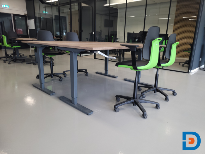 Werkplaats met verstelbare handslingerbureaus en stevige werkplaatsstoelen