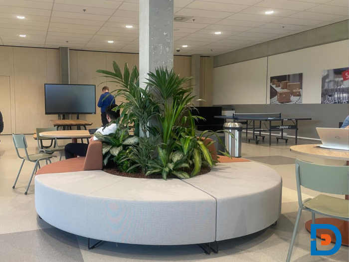 Loungebank rond ideale zitoplossing om pilaar