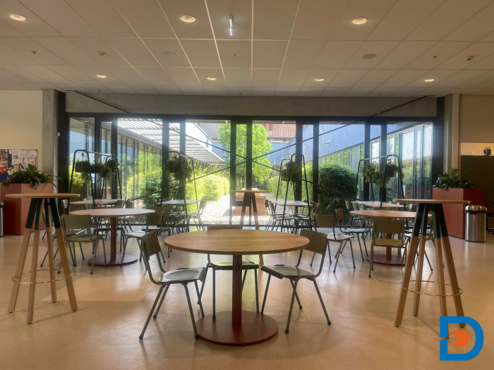 Mooie kantine voor leerlingen met sfeervolle elementen