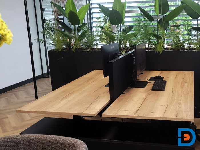 Elektrische zit/sta-werkplek en geïntegreerde opbergruimte.