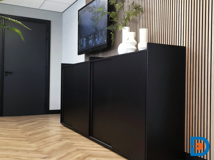 Houten schuifdeurkast met opstaande rand voor extra functionaliteit en stijl