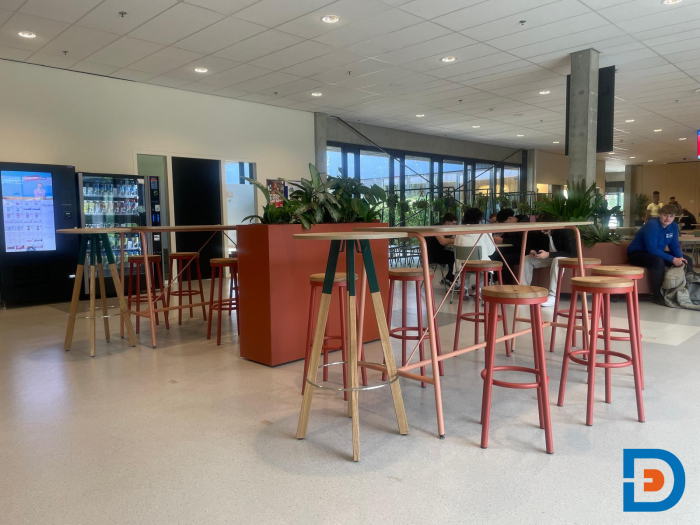 Hoge tafels in kantine voor makkelijk en snel te lunchen of staand te vergaderen